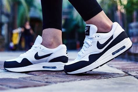 nike air max 1 white black